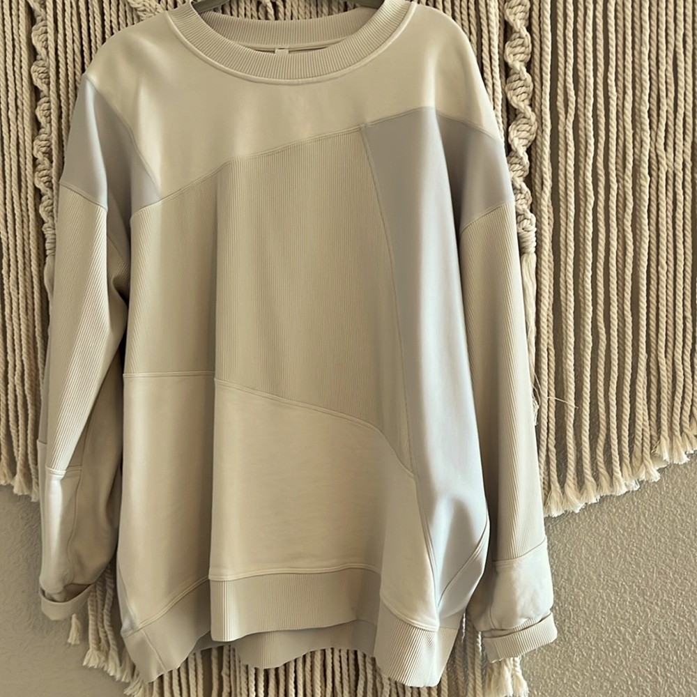 Lululemon Woman’s SZ 12 Patterned Cream Sweatshirt